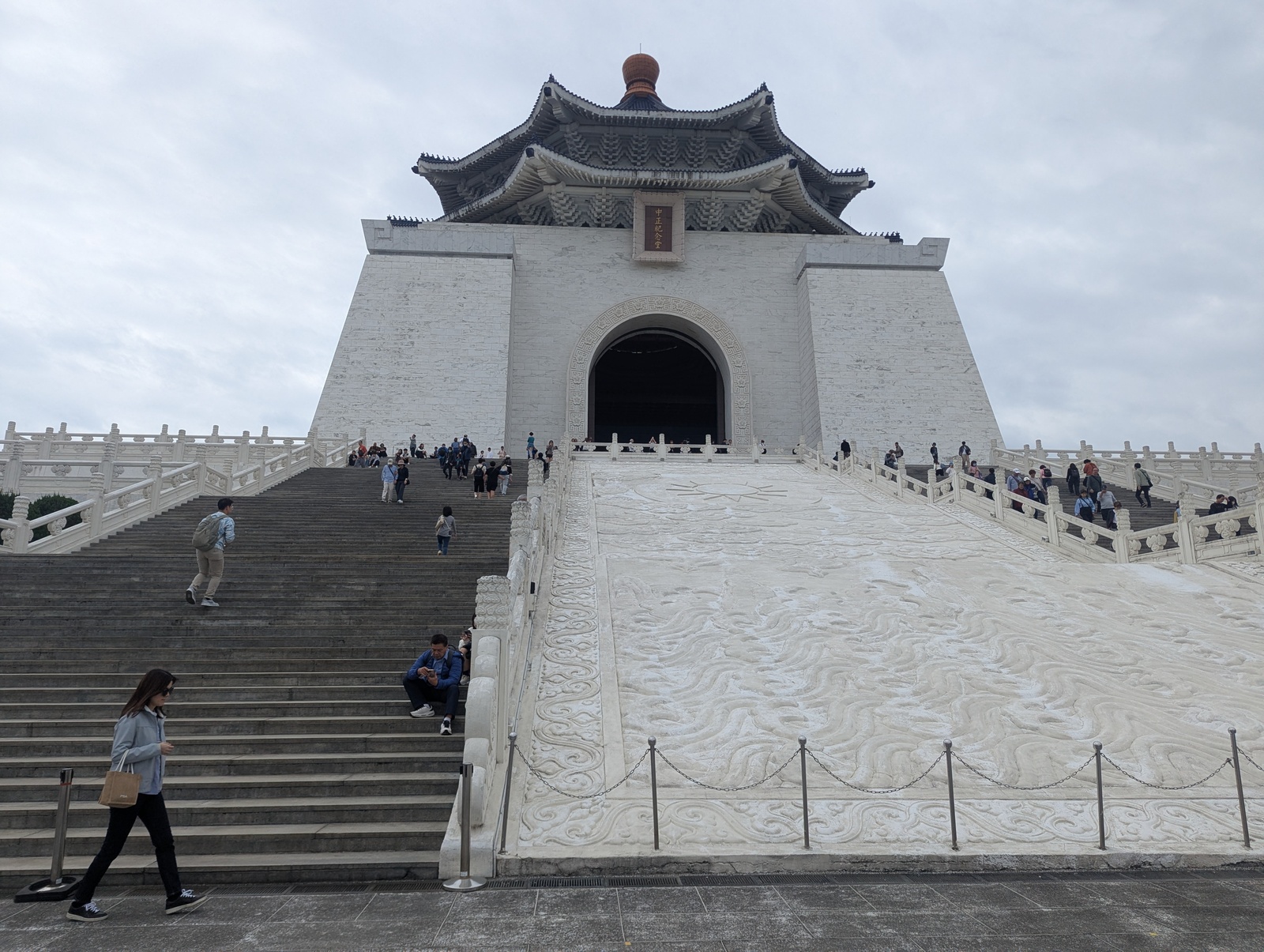 The Chiang Kai-Shek Memorial Hall is an impressive building with very interesting museum galleries inside