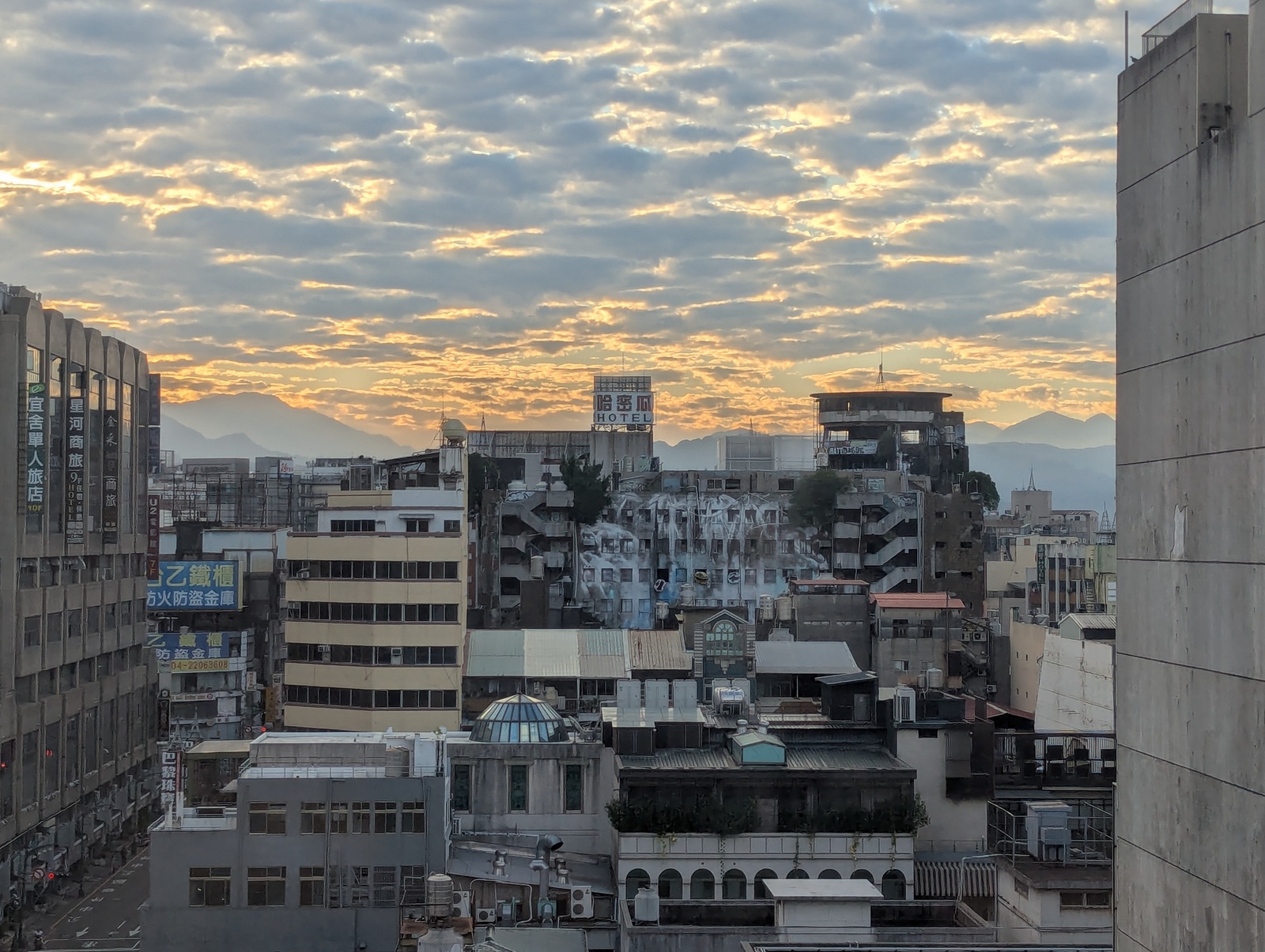 Sky and mountains east of Taichung. Note the dilapidated buildings right in the city.