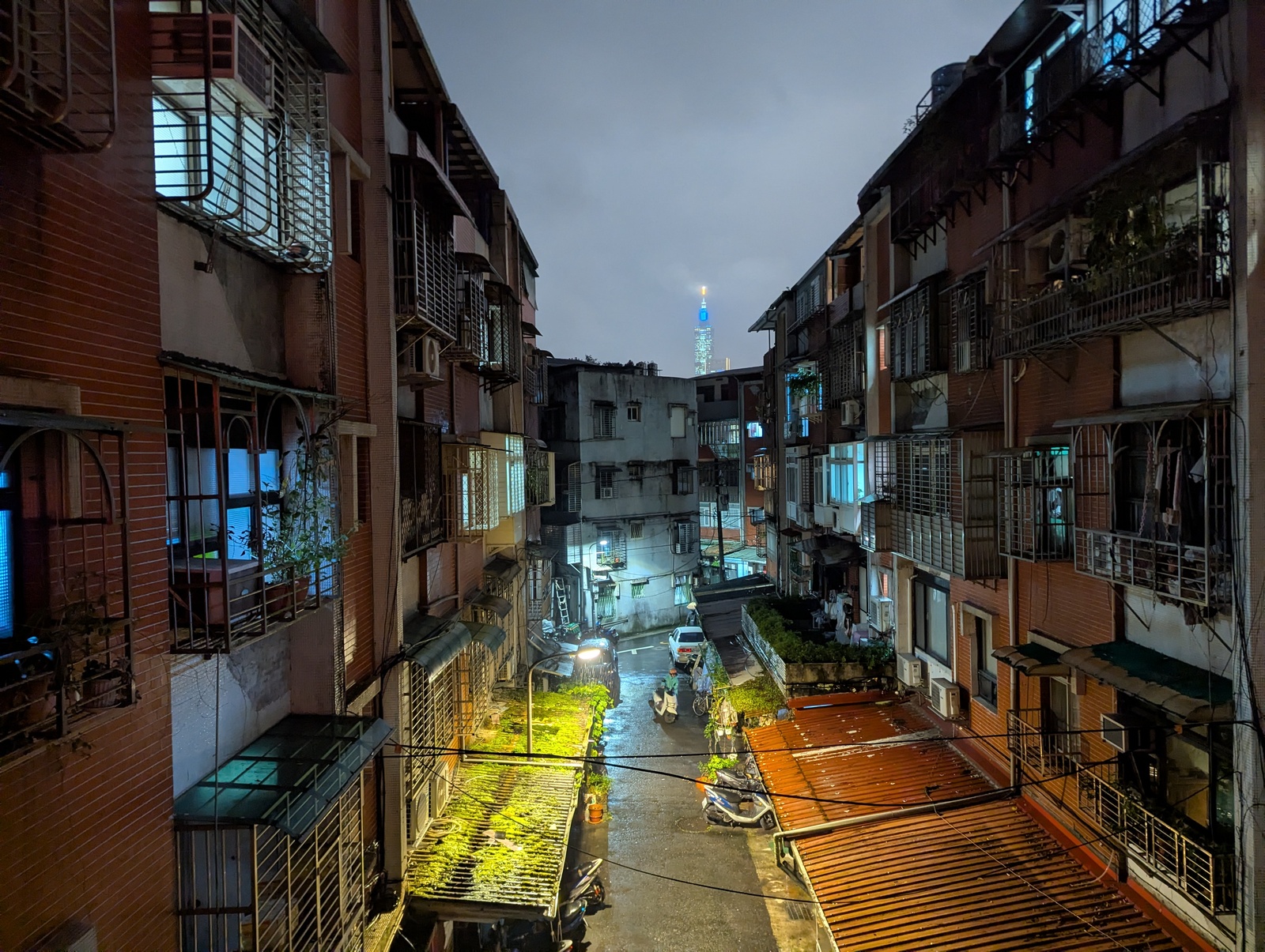 Somehow the lighting of this nondescript Taipei alley ended up looking amazing